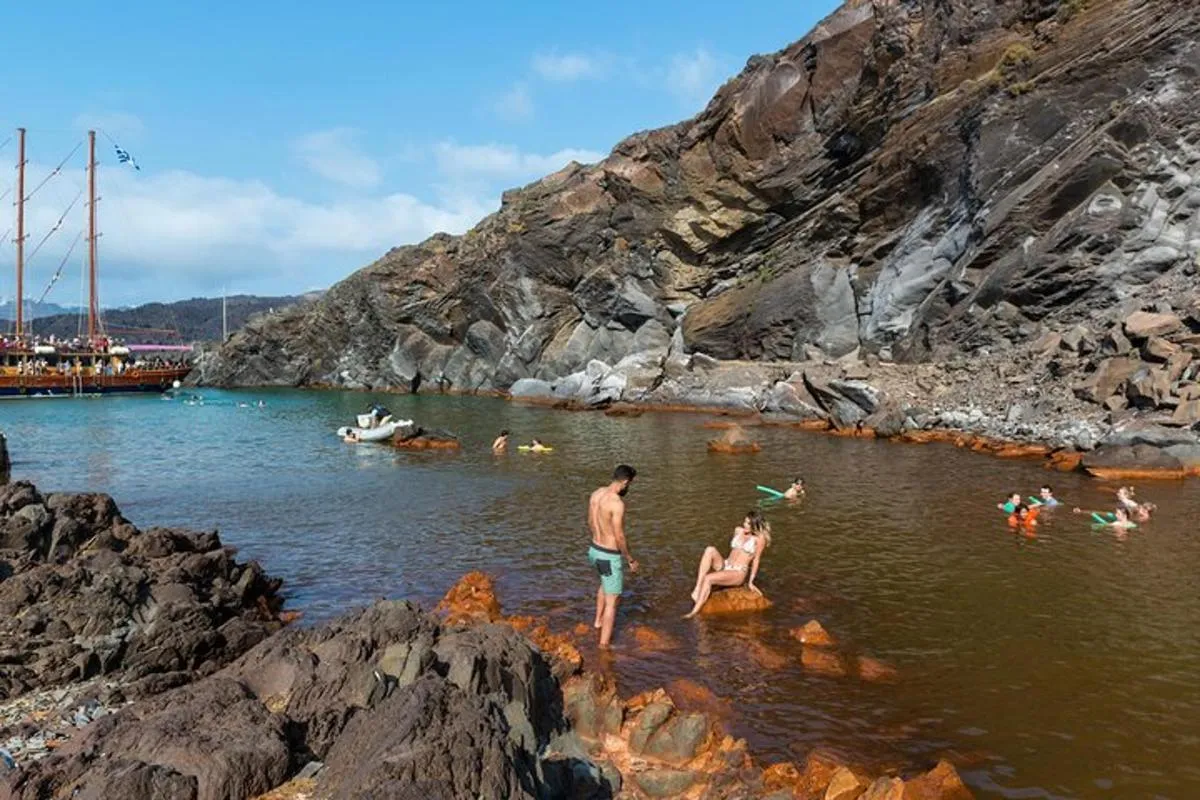 Baño en las aguas termales del volcán de Santorini