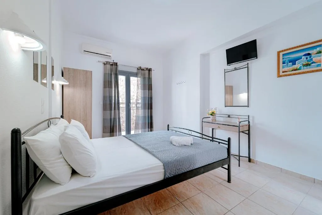 Doppelzimmer von Marousi Rooms mit Doppelbett, Balkon und Gartenblick