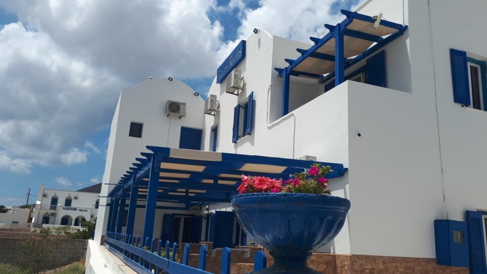 Fațada Marousi Rooms, cu balconul și pergola albastră