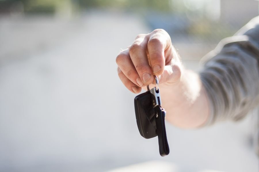 Entrega de llaves de un auto de alquiler