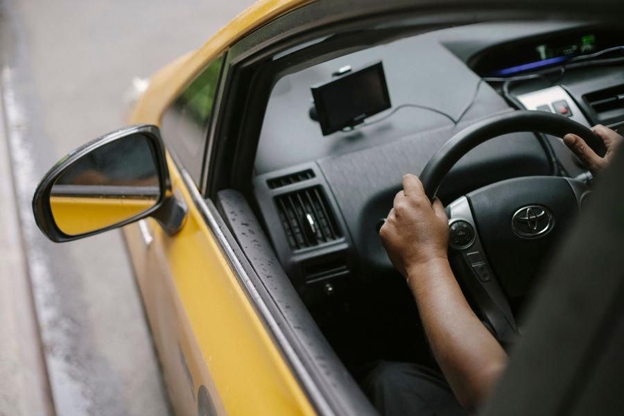 Conductor de taxi al volante