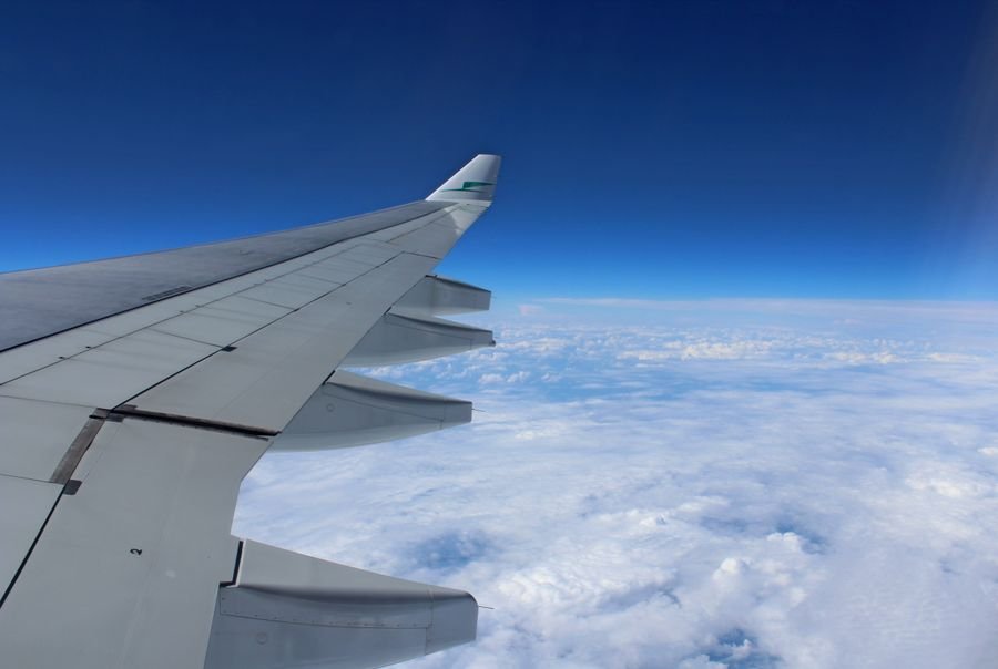 Vista del ala de un avión sobre las nubes